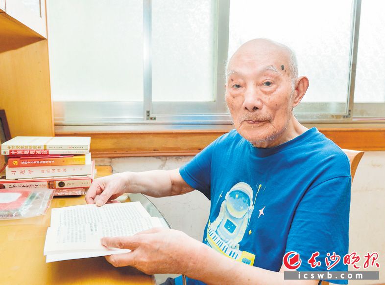 　　99岁老党员冯百泉每天坚持阅读。长沙晚报全媒体记者 邹麟 摄