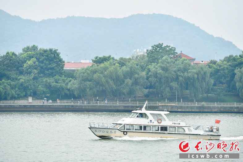 夏季汛期，河水湍急水情复杂，易发生意外事件，下河游泳危险。图为长沙水警大队巡逻湘江。 长沙晚报全媒体记者 余劭劼 摄