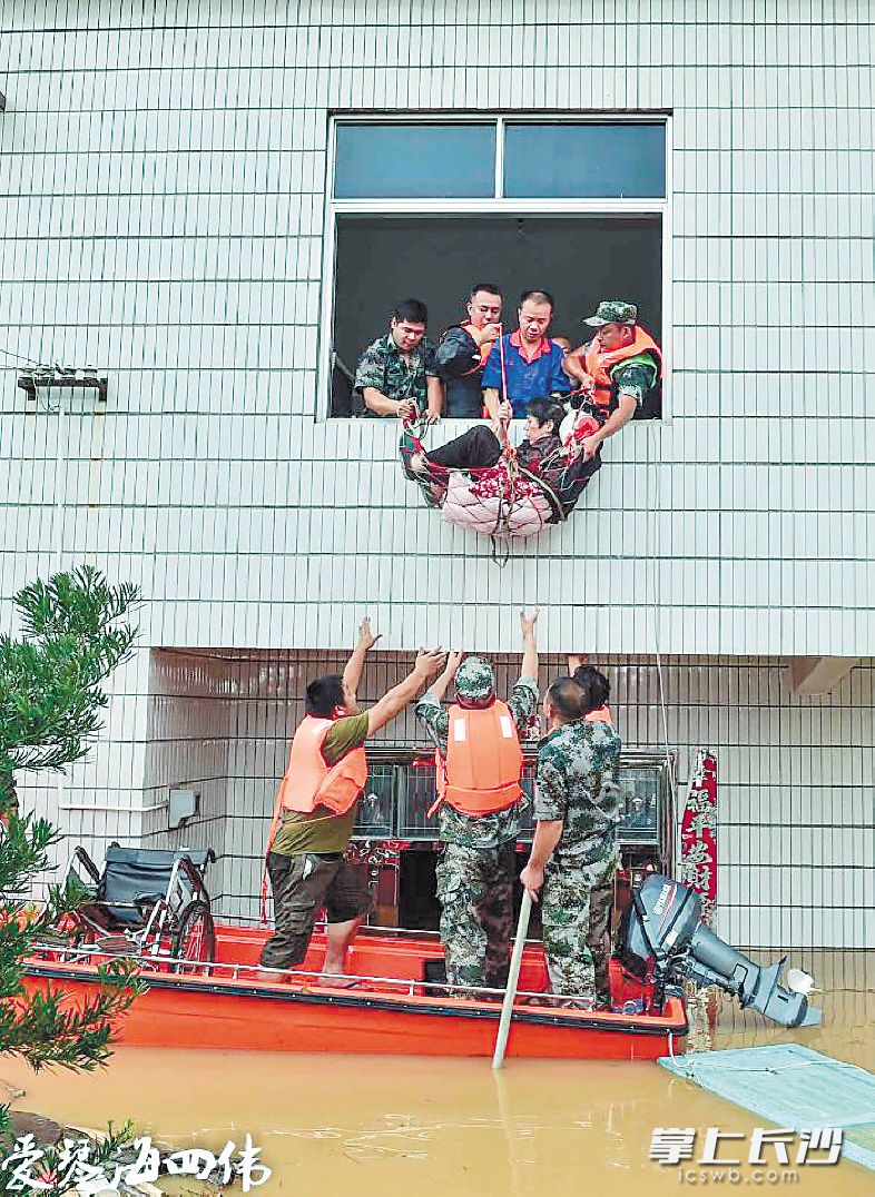 　　2017年7月，长沙市发生洪涝灾害，驻长部队和民兵预备役人员积极投入抗洪救灾，保护人民生命财产安全。图为浏阳市民兵在洪水中转移被困群众。 资料图片