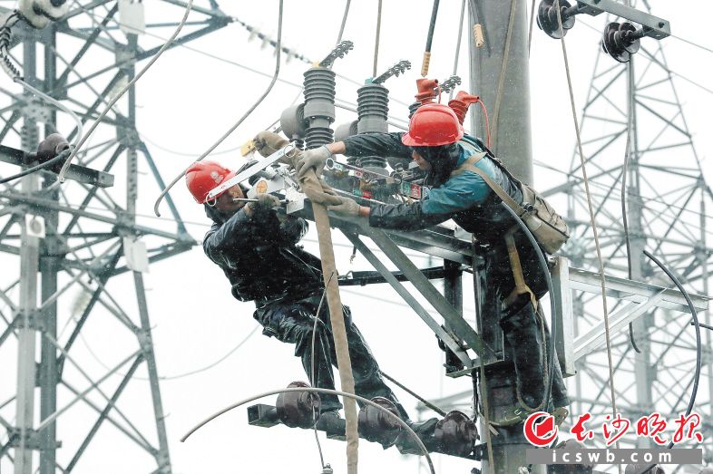 　　←无论天气多么恶劣，电力工人都坚守在建设一线。　　国网长沙供电公司供图