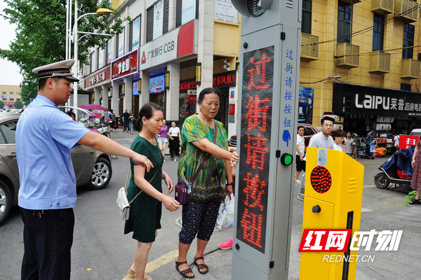 民警现场示范指导市民使用请求式红绿灯1.jpg