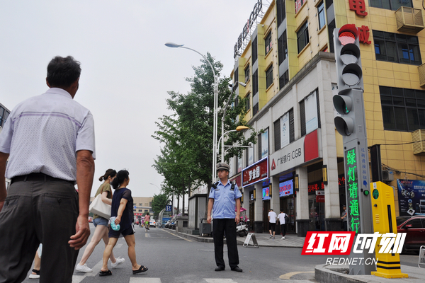 市民在信号灯指示下安全过马路1.jpg