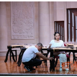 15岁截瘫女孩参加古筝比赛：父亲全程举琴架，观众评委泪目