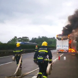 零陵：泉南高速快递车起火 消防快速驰援