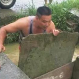 好样的!乡村干部跳进齐腰深的水圳里挡水防洪