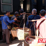 慢火车把脱贫的春风吹到百姓家门口