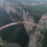 绝壁上开“天门”，一桥打通“鸡鸣三省”，2个半小时车程变1分钟