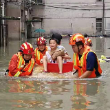 永州：暴雨骤降居民被困 冷水滩消防迅速出动救出群众69人