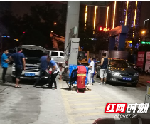 危险！司机欲在加油站内搭火充电 员工冲出制止