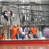 暴雨致内涝 武警邵阳支队官兵帮助新邵县被困群众转移