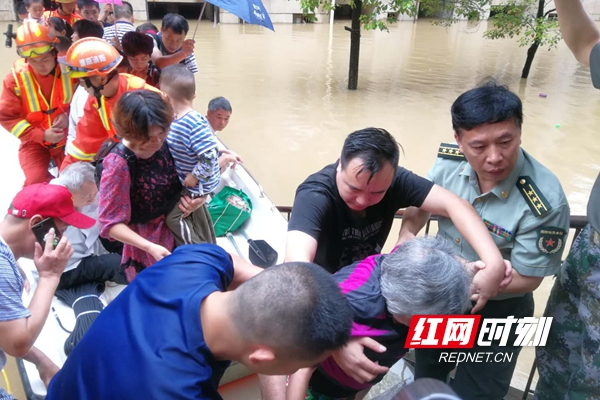 新邵： 冒雨连夜安全转移200多名被困群众
