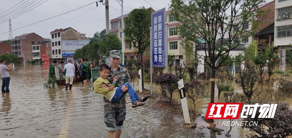 新邵县雀塘镇组织民兵应急分队奔赴抗洪救灾第一线