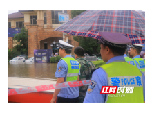 暴雨来袭 石鼓交警通宵抗洪抢险