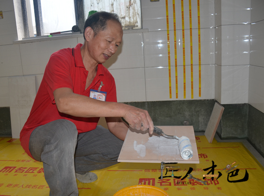 匠人本色丨每一块瓷砖都心中有数 专注施工39年的泥工殷佑良