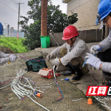 “电雷锋”奔赴防汛大堤 “点亮”防汛电力保障