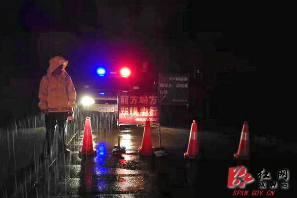 交警设置警示标志.jpg