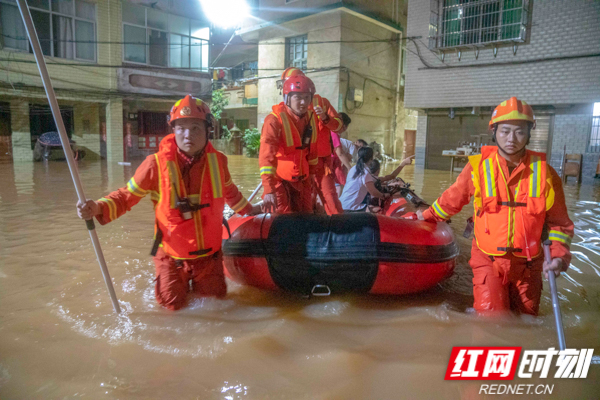 常宁：持续强降雨居民楼被淹 消防紧急转移50余人.jpg