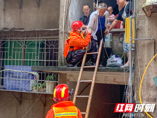 衡南县纪委家属区被淹 消防紧急转移400余人.jpg