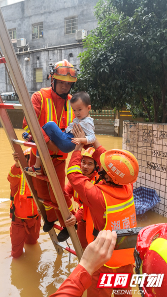湖南衡山：两个居民小区发生内涝 消防紧急转移319人.jpg