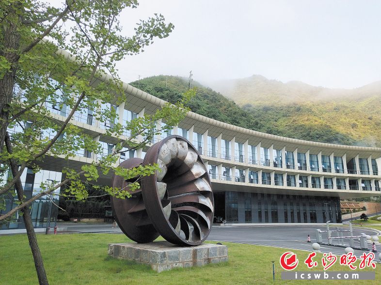 　　把空灵飘逸的建筑“浮”在两座相距不到七十米的敦实的小山头之间，表现虚实之美。