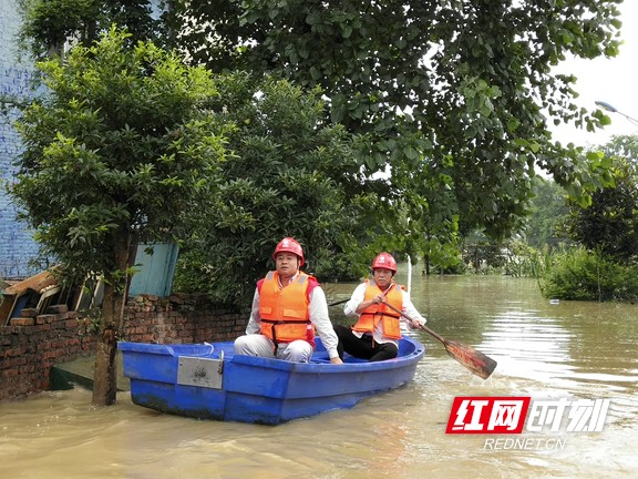 7月9日，洪水肆虐，国网冷水江市供电公司员工在水上巡查10千伏禾宜线线路电力设备受灾情况，确保线路安全稳定运行。