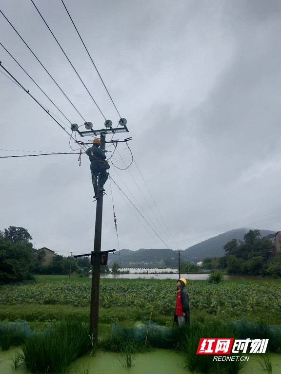 7月9日，湖南衡阳公司呆鹰岭供电所冒雨对10kv麻龙线雨母山新竹村老鸭坪变排除隐患。