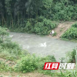 一组安化电力员工涉水前行的照片刷爆朋友圈