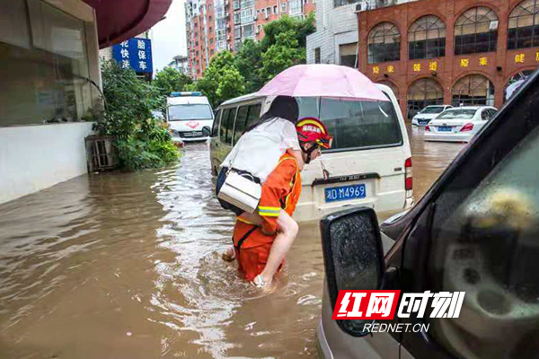 全区党员干部直抵抗洪一线,深入村居、水库、河流、道路排查险情、疏散群众,坚持日夜值守,加强对危险房屋、山塘堤防、地质灾害点的巡查,最大程度确保人民群众生命财产安全。他们用实际行动彰显了共产党员的“初心”,用双手为受灾群众构筑起了温暖的“生命堡垒”!