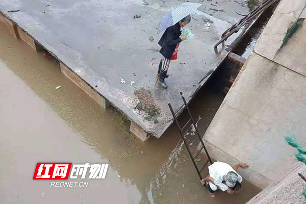 “在洪水面前,我们都要尽一份力”。蒸湘区“衡阳群众”积极投身防汛抗洪工作,开展志愿服务,帮助受灾群众解决燃眉之急,誓做防汛抗洪的坚强后援。