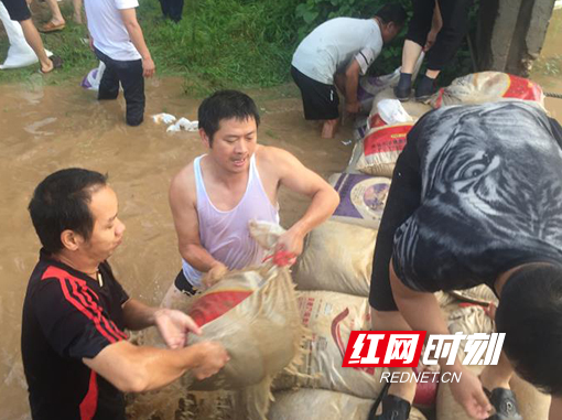 祁东:纪检干部闻“汛”而动