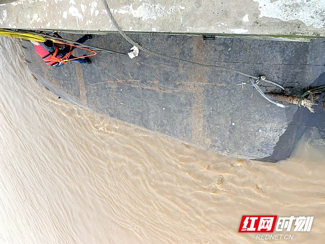 走锚小船撞上码头框架梁 湘潭市交通海事部门妥善处置