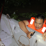 男子洪流中翻船落水 湘潭民兵夜色中驾船救人
