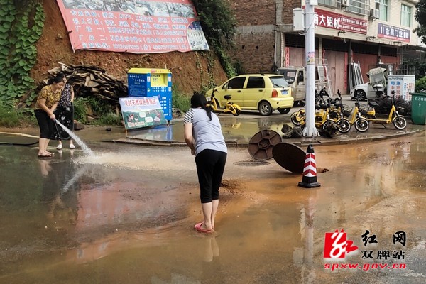 洪水灾后大清理 迅速恢复县城清洁