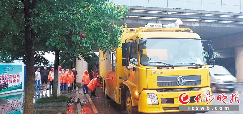 　　长沙企业华讯应急驰援衡阳的排渍特种车在当地开展排渍工作。
