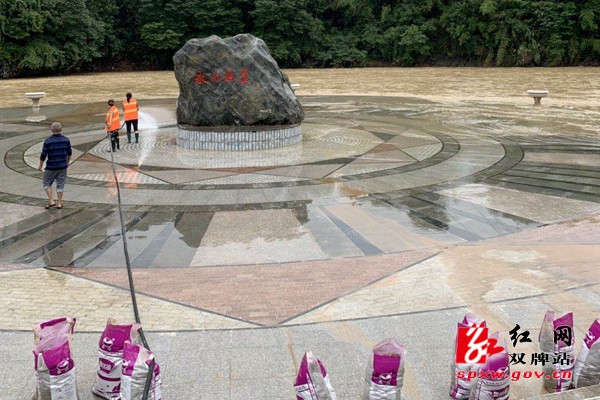 洪水灾后大清理 迅速恢复县城清洁