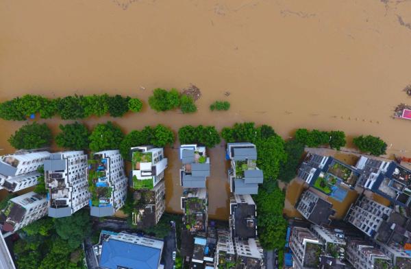 7月10日,柳州市滨江西路被上涨的洪水淹没(无人机拍摄)。 新华社 图