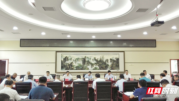 市扶贫开发领导小组召开会议 聚焦“两不愁三保障”突出问题整改 夺取脱贫攻坚决战之年的根本性胜利
