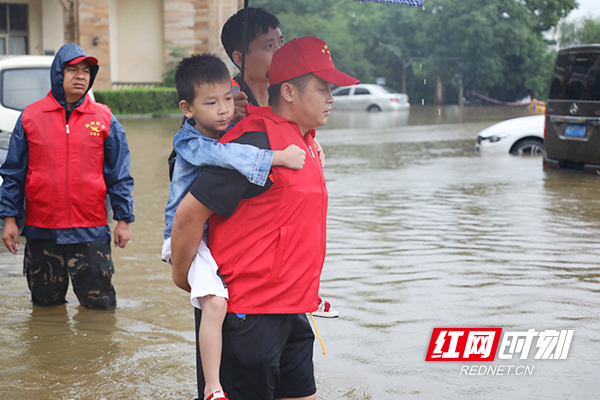 志愿者“红”衡阳救援队迅速转移500余名被困市民。