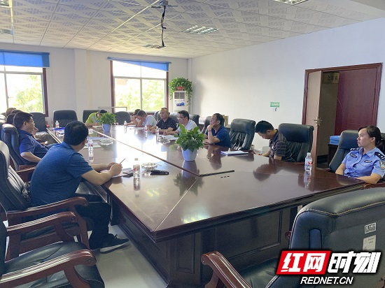 张家界市委政法委赴岩泊渡镇调研半年综治工作
