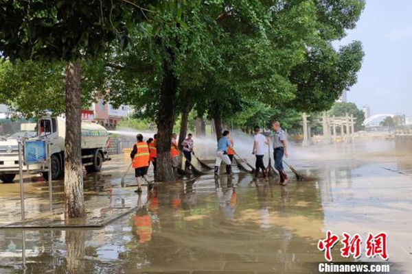 湖南邵阳内涝灾后见闻：千年古城墙完好 民众生活秩序渐恢复