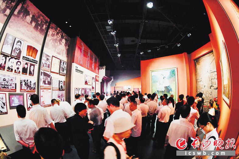 　　↑“七一”新开馆的中国共产党长沙历史馆内观众人头攒动，成为清水塘“红色旅游链”上重要一环。周柏平 摄