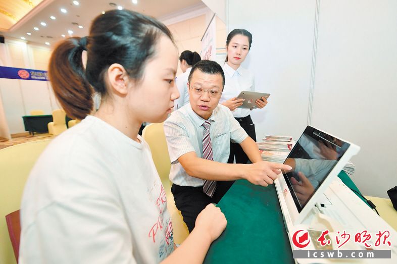 　　↑活动现场，中国银行的工作人员使用“移动柜台”为客户提供高效的服务。