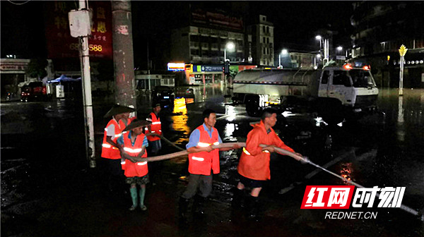 环卫工人冲洗街道、路面.jpg