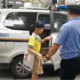 路口执勤遇迷路女孩  吉首交警全力护送