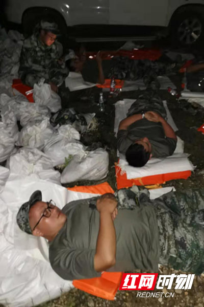 应急连卫健系统民兵在一线值守，下午和晚上一直在装沙袋。整夜不撤，半夜就地休息一下。
