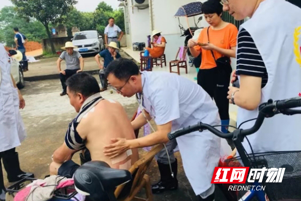 医护人员在集中安置点。