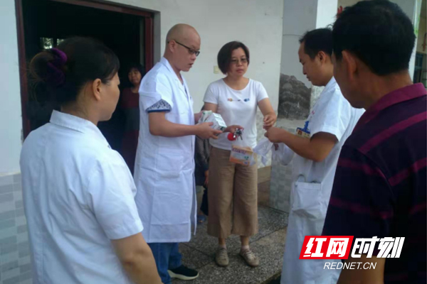 医护人员到高泉村受灾人员集中安置点问诊，送消毒品，支援抗灾。