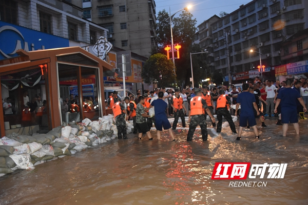 新邵：众志成城战洪峰 确保地下街安然度难关