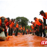 与洪流搏斗鏖战中，大写着初心与使命
