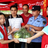 爱心涌流  学生志愿者致敬防汛一线最可爱的人